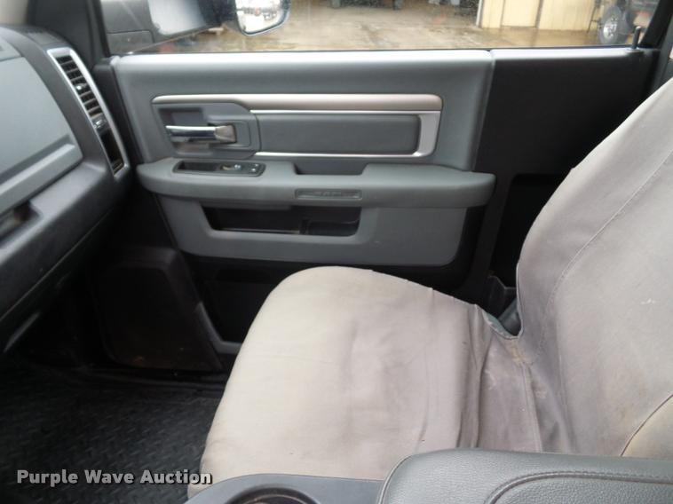 image for item DA5872 2013 Ram 3500 flatbed pickup truck