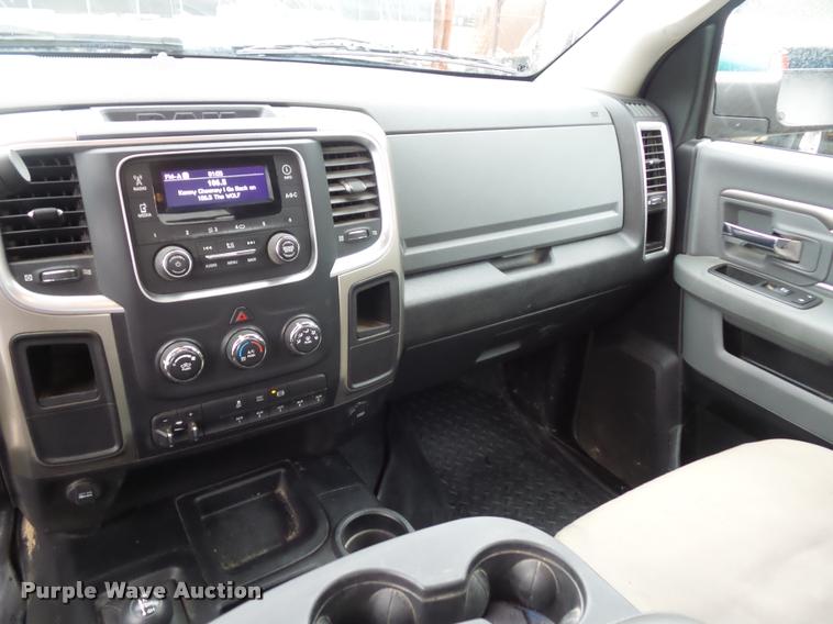 image for item DA5872 2013 Ram 3500 flatbed pickup truck