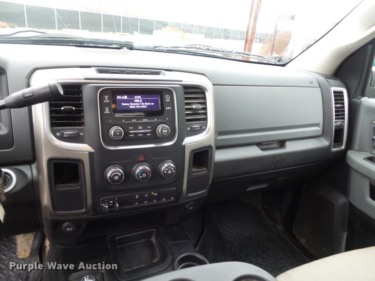 image for item DA5872 2013 Ram 3500 flatbed pickup truck