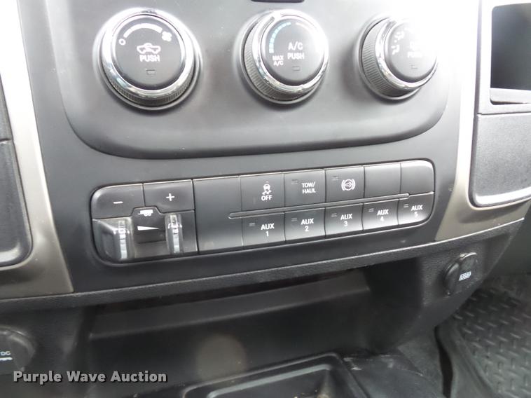 image for item DA5872 2013 Ram 3500 flatbed pickup truck