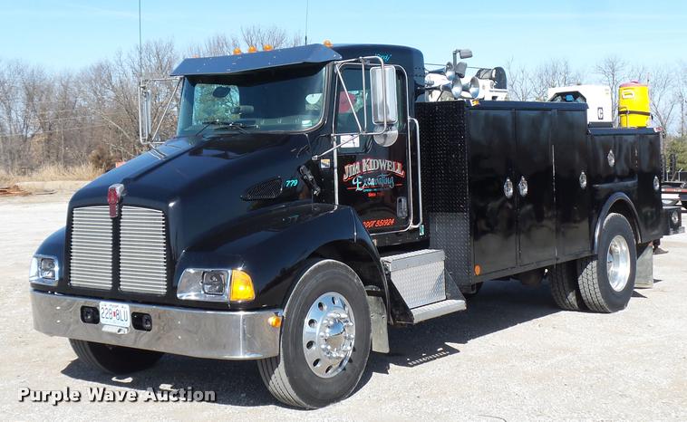 image for item DA5876 2004 Kenworth T300 service truck