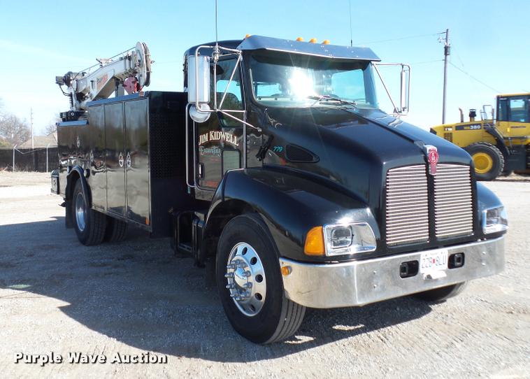 image for item DA5876 2004 Kenworth T300 service truck