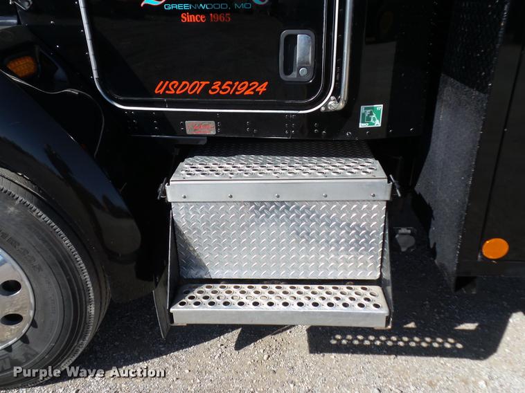 image for item DA5876 2004 Kenworth T300 service truck