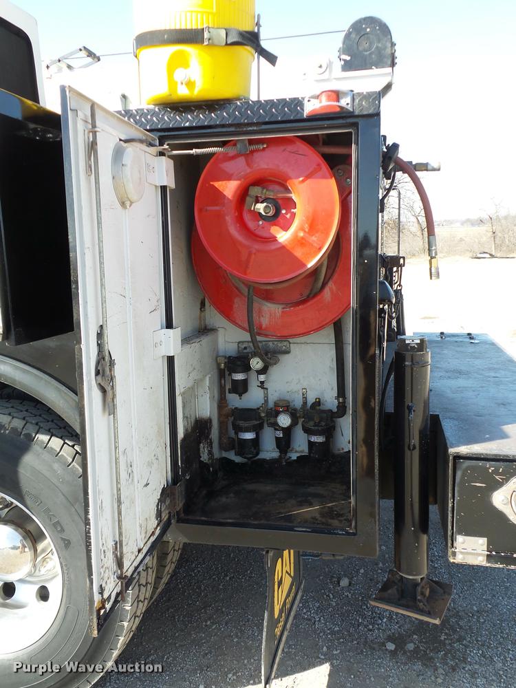 image for item DA5876 2004 Kenworth T300 service truck