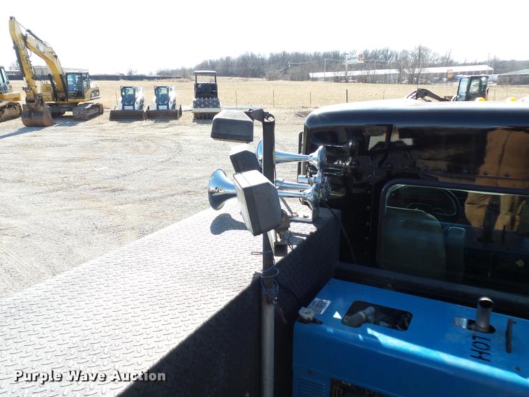 image for item DA5876 2004 Kenworth T300 service truck