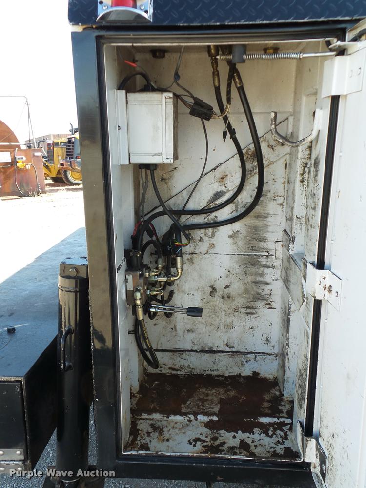 image for item DA5876 2004 Kenworth T300 service truck