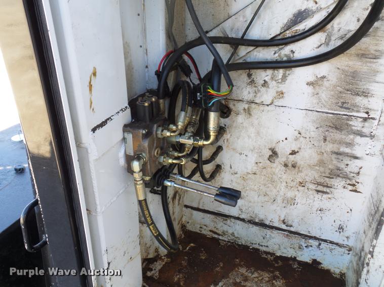 image for item DA5876 2004 Kenworth T300 service truck