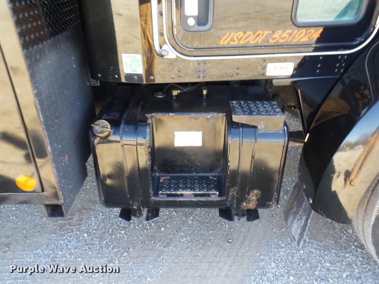 image for item DA5876 2004 Kenworth T300 service truck