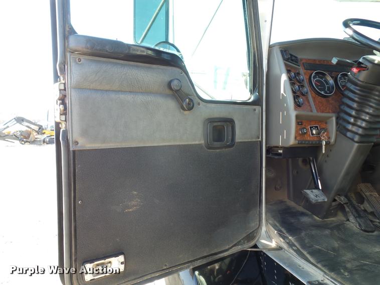 image for item DA5876 2004 Kenworth T300 service truck