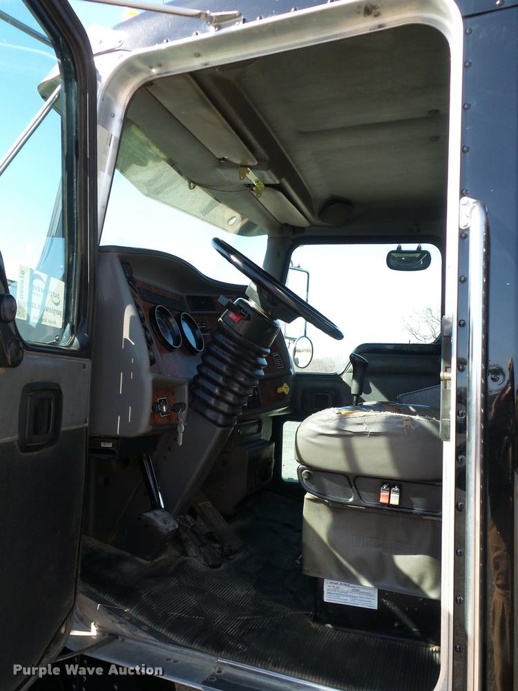 image for item DA5876 2004 Kenworth T300 service truck