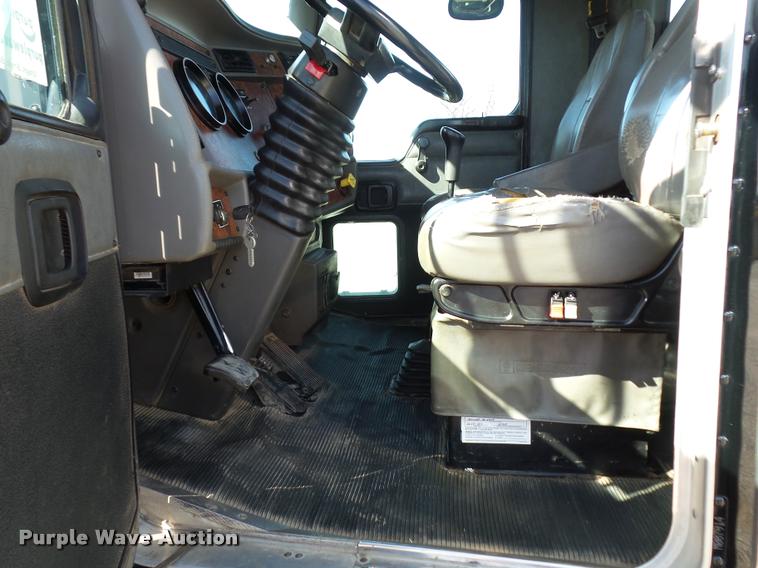 image for item DA5876 2004 Kenworth T300 service truck