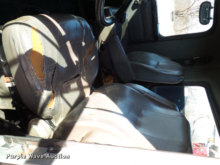 image for item DA5876 2004 Kenworth T300 service truck