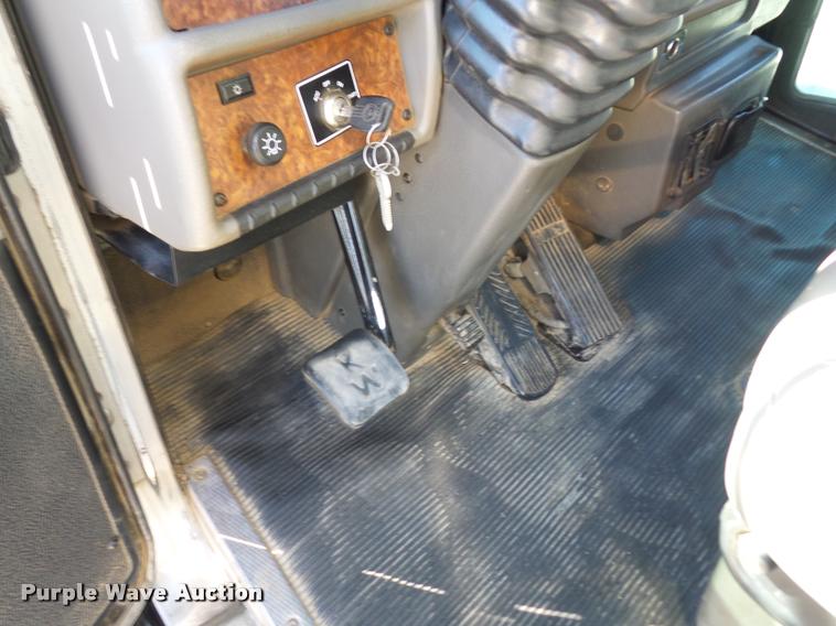 image for item DA5876 2004 Kenworth T300 service truck