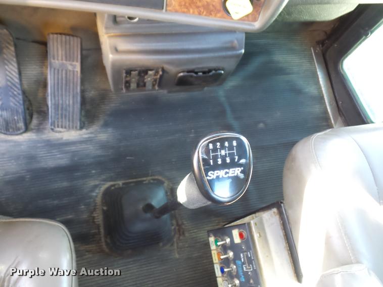 image for item DA5876 2004 Kenworth T300 service truck