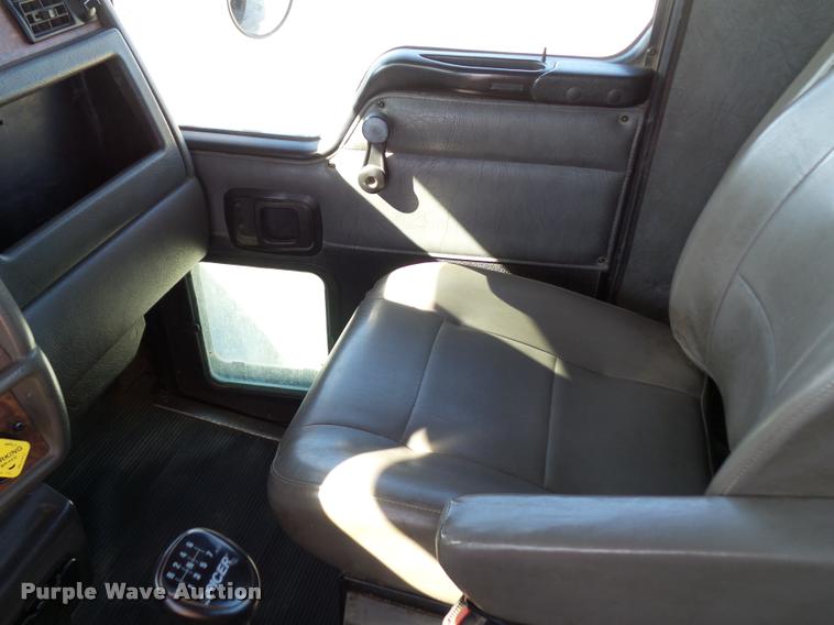 image for item DA5876 2004 Kenworth T300 service truck