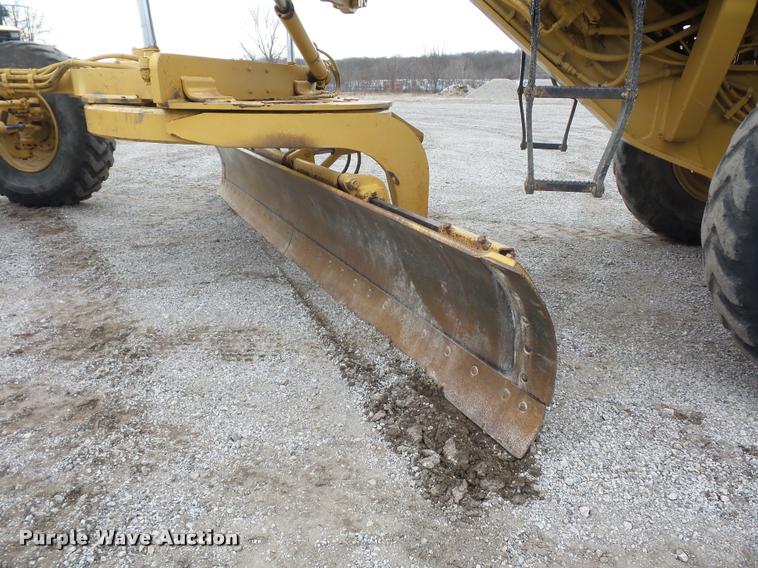 image for item L4543 2000 Caterpillar 120H motor grader