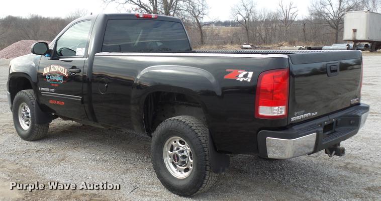 image for item L4560 2007 GMC Sierra 2500HD pickup truck