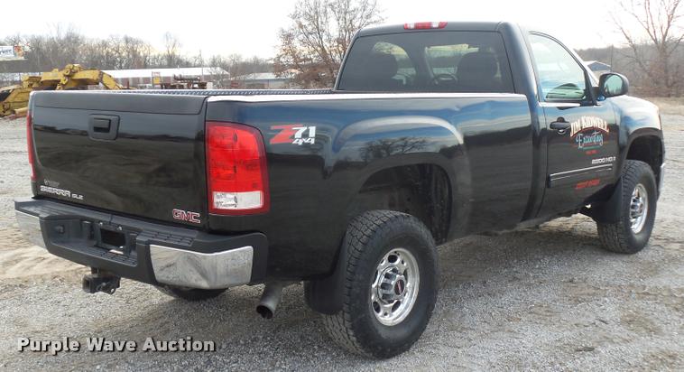 image for item L4560 2007 GMC Sierra 2500HD pickup truck