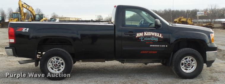 image for item L4560 2007 GMC Sierra 2500HD pickup truck