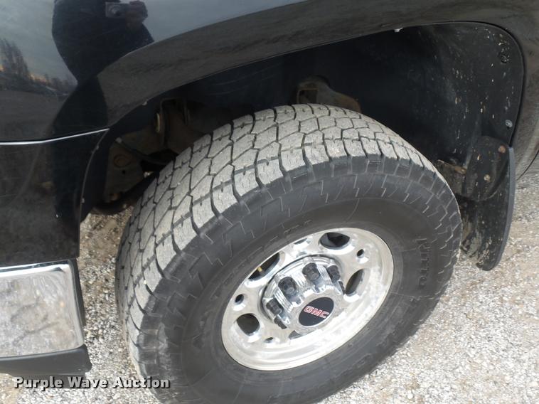 image for item L4560 2007 GMC Sierra 2500HD pickup truck