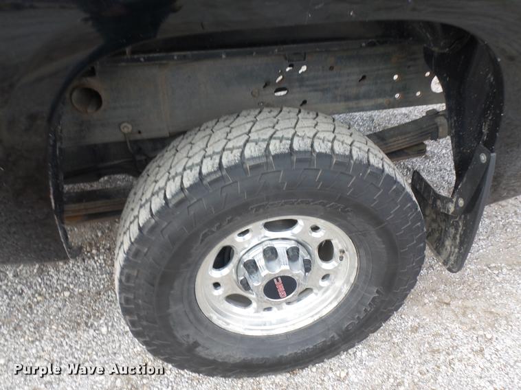 image for item L4560 2007 GMC Sierra 2500HD pickup truck