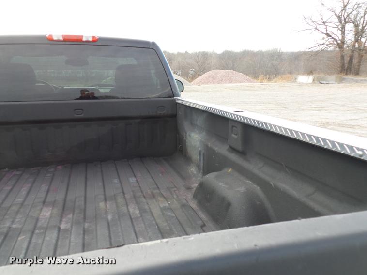 image for item L4560 2007 GMC Sierra 2500HD pickup truck