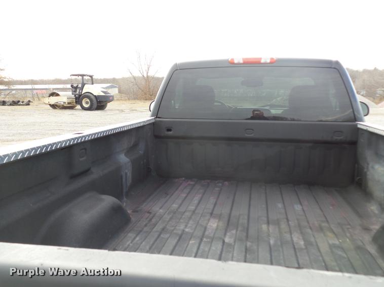 image for item L4560 2007 GMC Sierra 2500HD pickup truck