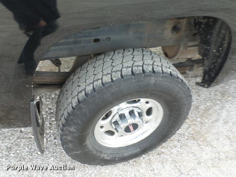 image for item L4560 2007 GMC Sierra 2500HD pickup truck