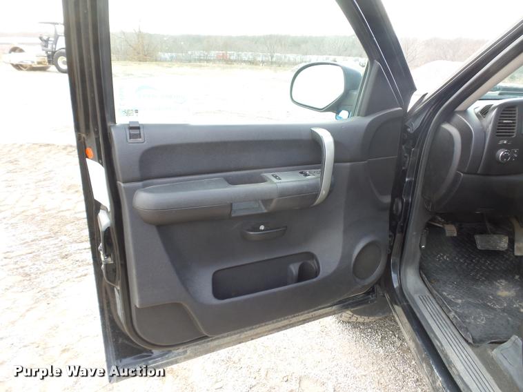 image for item L4560 2007 GMC Sierra 2500HD pickup truck