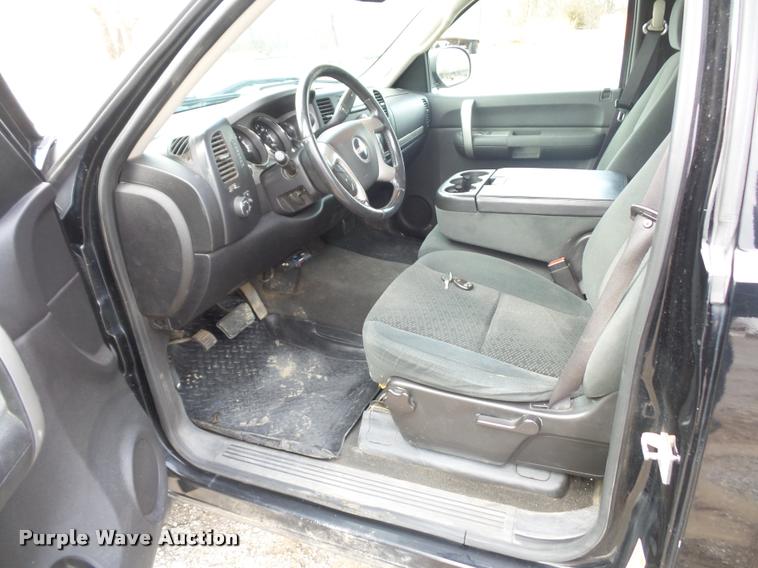 image for item L4560 2007 GMC Sierra 2500HD pickup truck