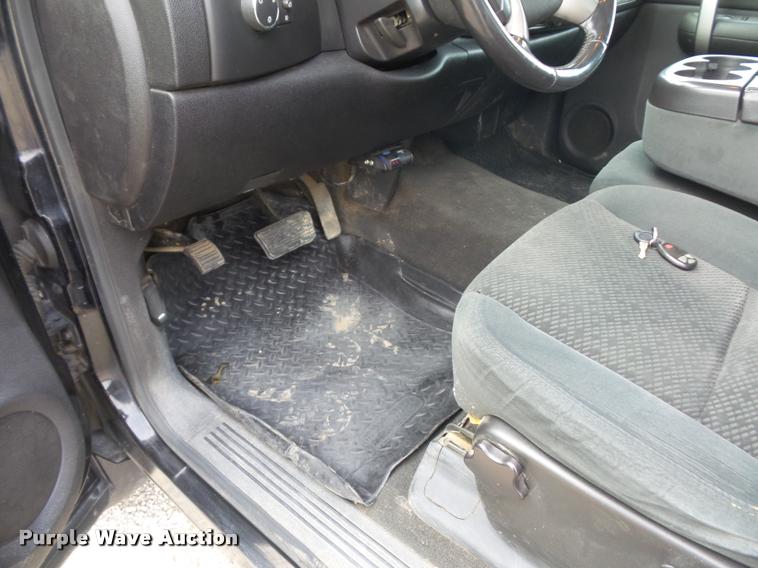 image for item L4560 2007 GMC Sierra 2500HD pickup truck