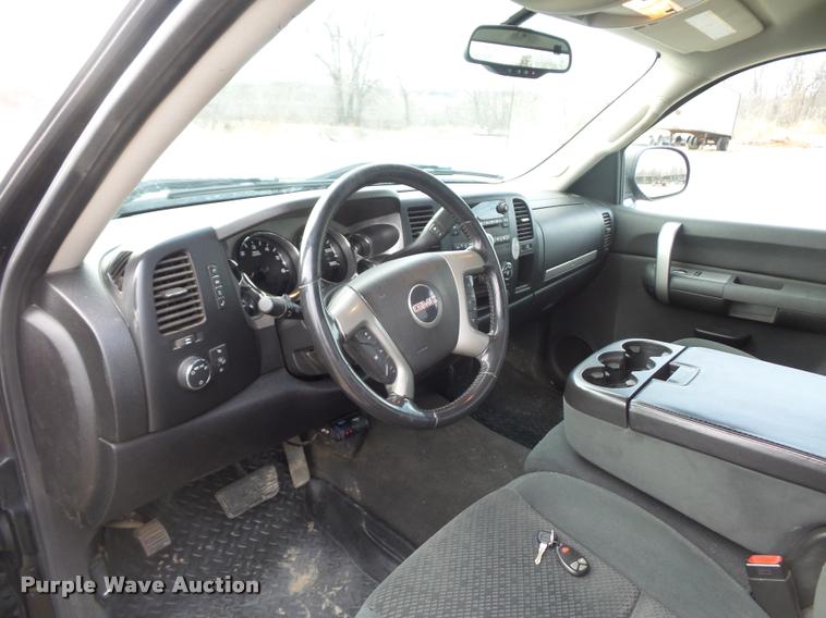 image for item L4560 2007 GMC Sierra 2500HD pickup truck