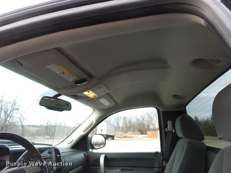 image for item L4560 2007 GMC Sierra 2500HD pickup truck