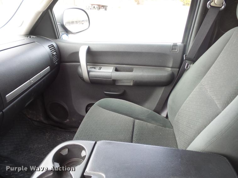 image for item L4560 2007 GMC Sierra 2500HD pickup truck