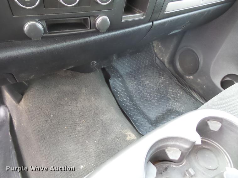 image for item L4560 2007 GMC Sierra 2500HD pickup truck