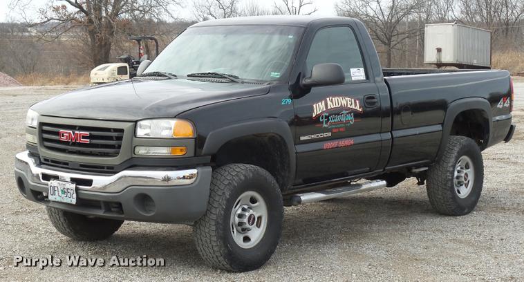 image for item L4561 2006 GMC Sierra 2500HD pickup truck