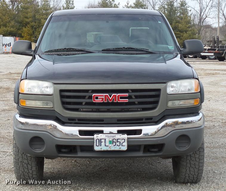 image for item L4561 2006 GMC Sierra 2500HD pickup truck