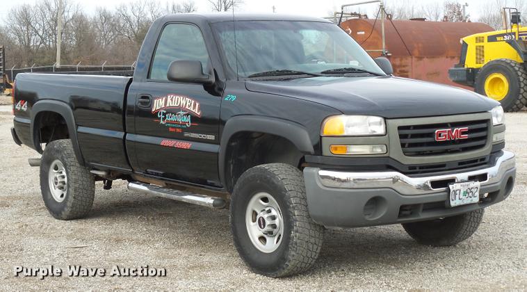 image for item L4561 2006 GMC Sierra 2500HD pickup truck