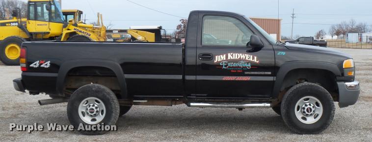 image for item L4561 2006 GMC Sierra 2500HD pickup truck