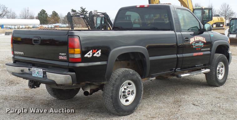 image for item L4561 2006 GMC Sierra 2500HD pickup truck