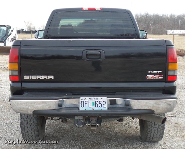 image for item L4561 2006 GMC Sierra 2500HD pickup truck