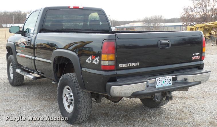 image for item L4561 2006 GMC Sierra 2500HD pickup truck
