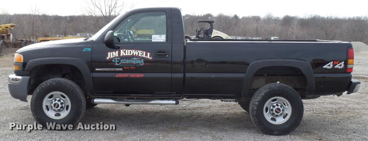image for item L4561 2006 GMC Sierra 2500HD pickup truck