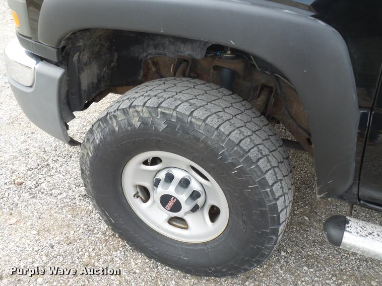 image for item L4561 2006 GMC Sierra 2500HD pickup truck