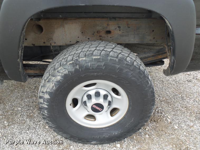 image for item L4561 2006 GMC Sierra 2500HD pickup truck