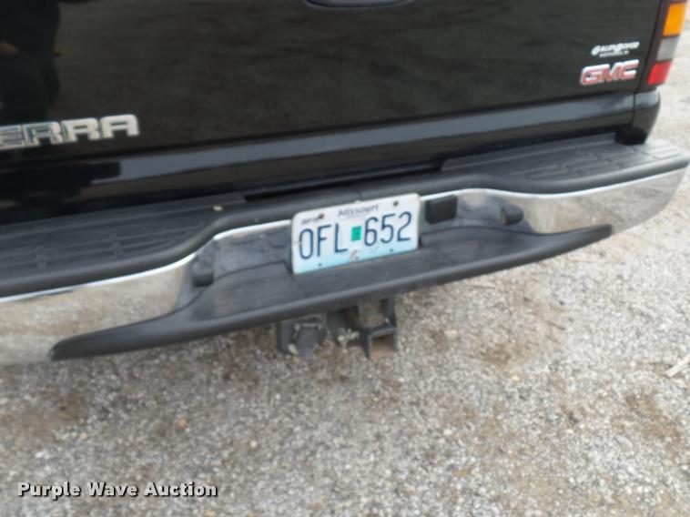 image for item L4561 2006 GMC Sierra 2500HD pickup truck