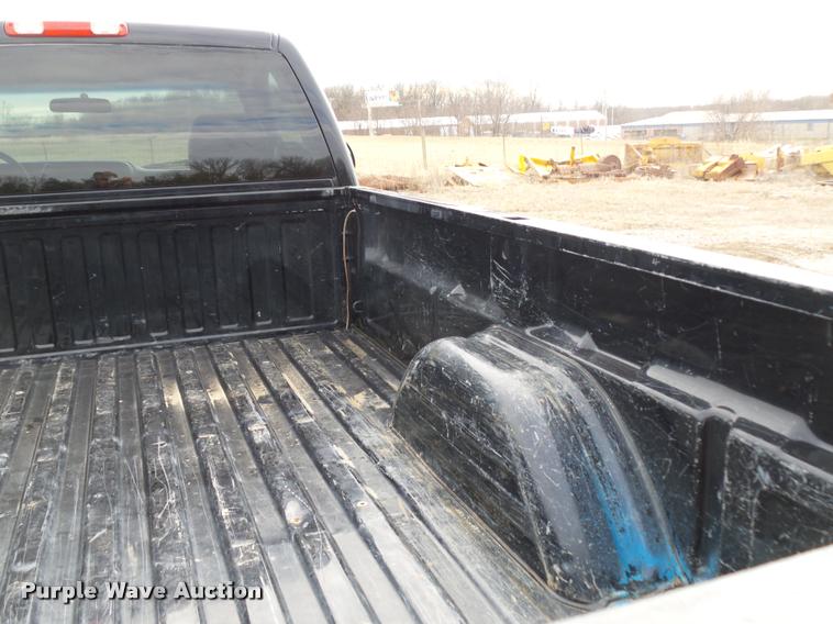 image for item L4561 2006 GMC Sierra 2500HD pickup truck