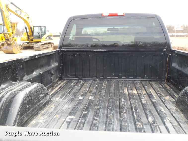 image for item L4561 2006 GMC Sierra 2500HD pickup truck