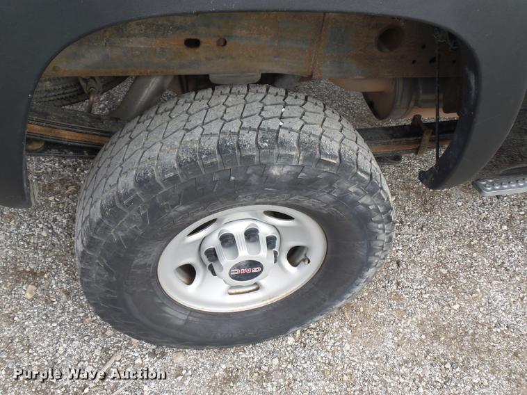 image for item L4561 2006 GMC Sierra 2500HD pickup truck