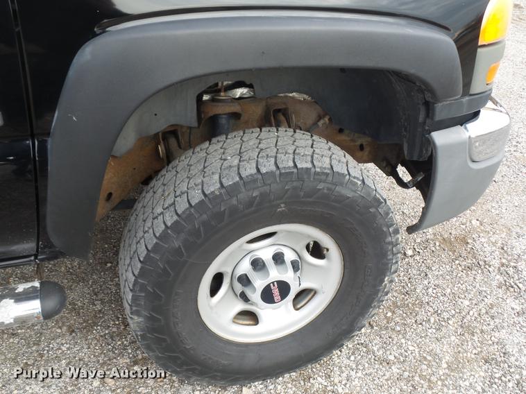 image for item L4561 2006 GMC Sierra 2500HD pickup truck
